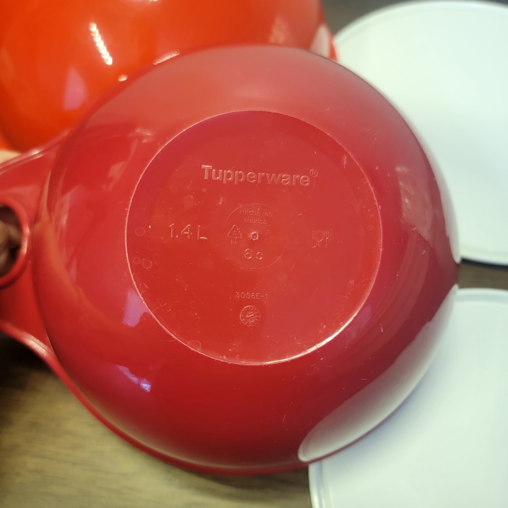 2 Tupperware Bowls - Picture 4 of 5